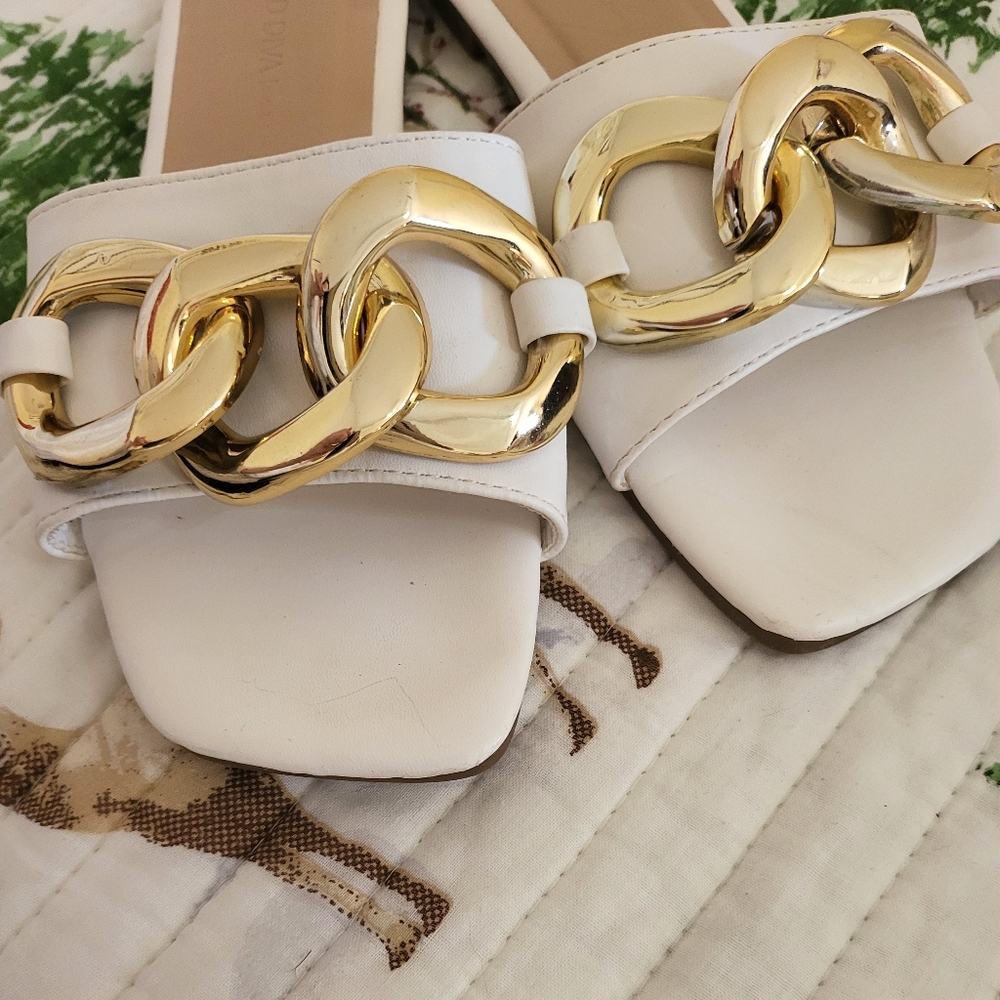 🌿Wild Diva Lounge Women's 6.5 Gold Tone Chain Adorned White Sandals - Picture 6 of 11